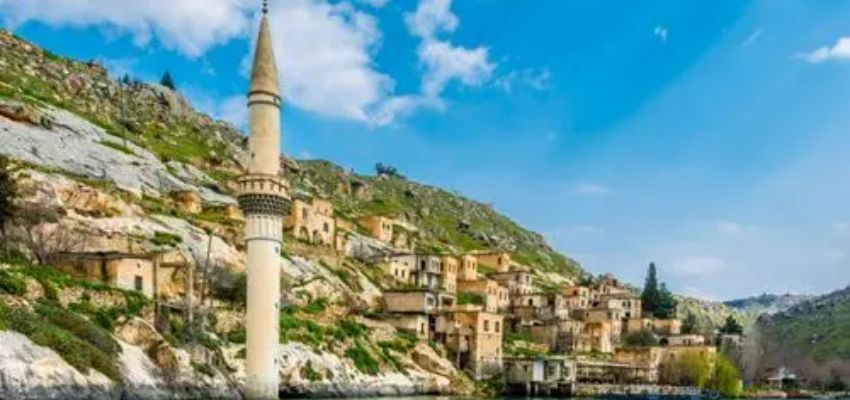 Halfeti ve Sular Altındaki Savaşan Köyü: Tarih ve Tekne Turu Önerileri