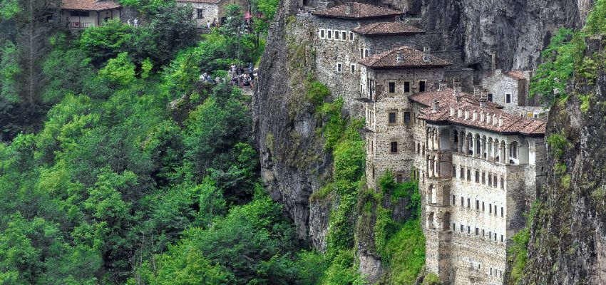 Sümela Manastırı Trabzon: Alogezi Karadeniz Rotalarının En Büyüleyici Durağı